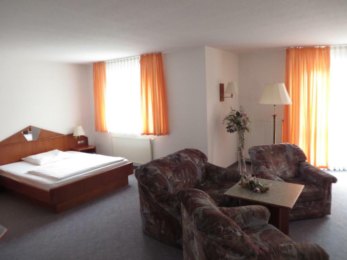 Hotel Fuerstenberg Eisenhüttenstadt エクステリア 写真